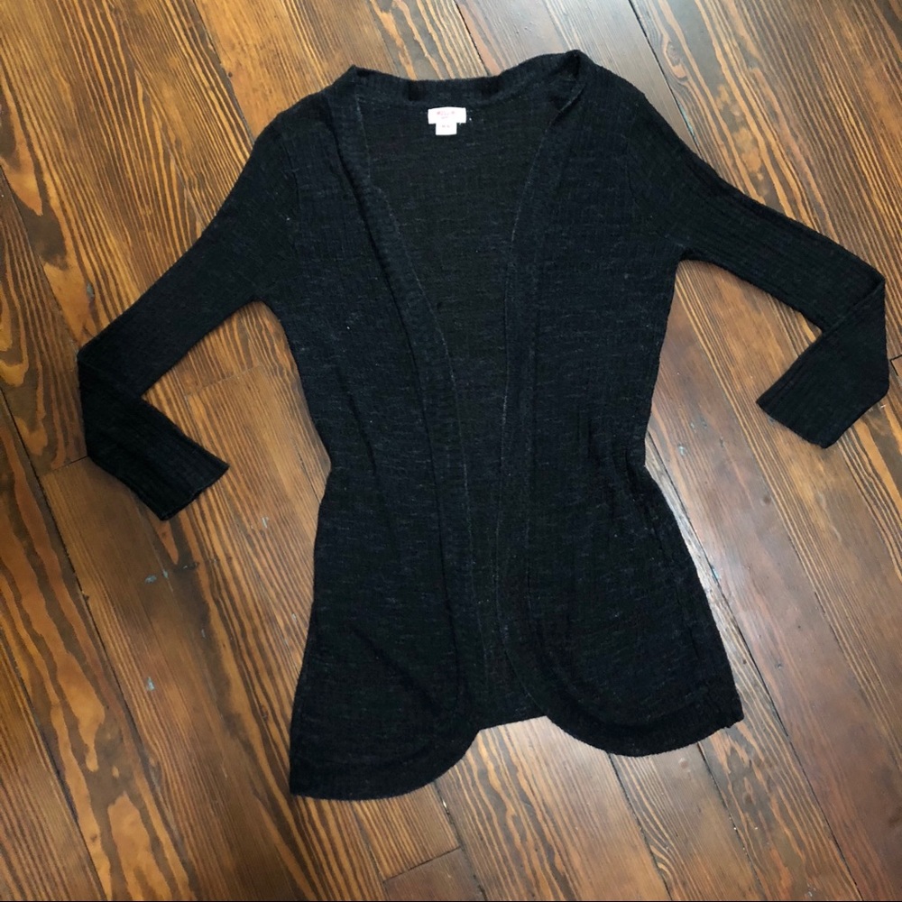 3/4 length sleeved blk sweater.